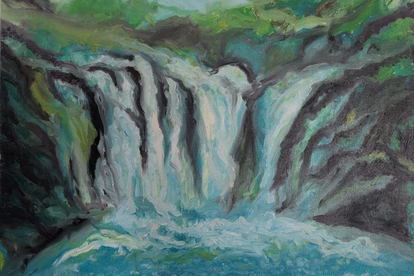 Ein sanfter Wasserfall fließt über grüne Felsen in eine türkisfarbene Lagune.